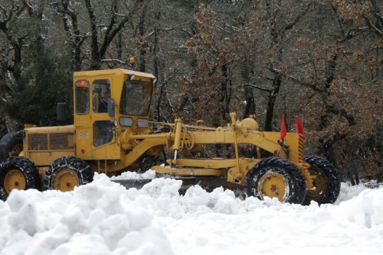 Χιόνια και ισχυροί άνεμοι πλήττουν τη χώρα