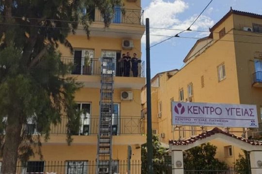 Ο Ρουβίκωνας σε γυναικολόγο που αρνήθηκε να κάνει άμβλωση