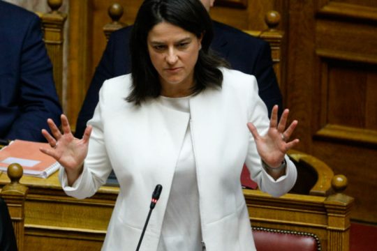 Παροπλίζοντας το Σύνταγμα