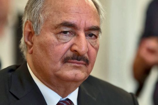 Ο Χάφταρ βάζει… Σύρτη στα σχέδια Ερντογάν;