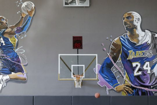 Γκάφα του BBC με πλάνα του ΛεΜπρόν στην είδηση του θανάτου του Μπράιαντ
