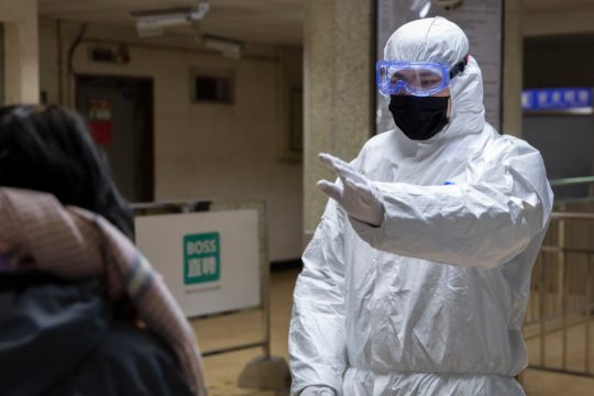 Δεκάδες νεκροί, εκατομμύρια σε καραντίνα για τον νέο κοροναϊό