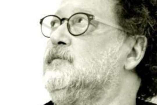 Παιδεύει και απαιτεί πολλαπλές αναγνώσεις