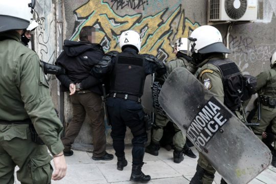 Θυμήθηκε τον Όργουελ ο Πέτσας για την καταστολή στο Κουκάκι