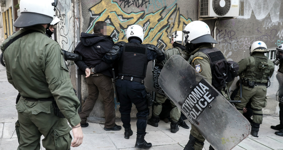 Θυμήθηκε τον Όργουελ ο Πέτσας για την καταστολή στο Κουκάκι
