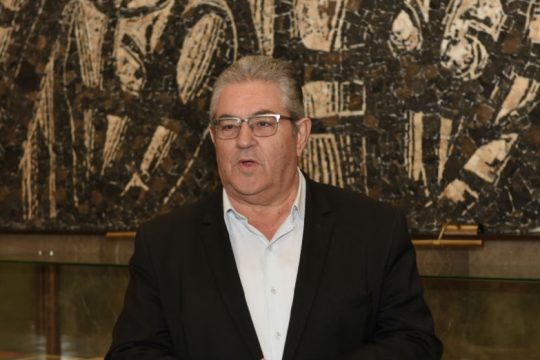 «Το ρολόι αντί να πηγαίνει προς τα μπρος, γυρνάει πίσω»