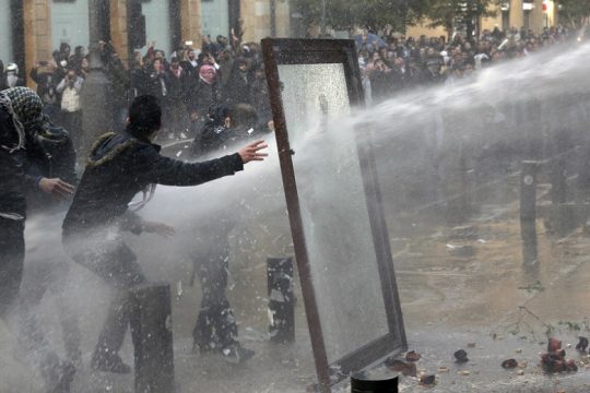 Βίαιες συγκρούσεις με δεκάδες τραυματίες στον Λίβανο