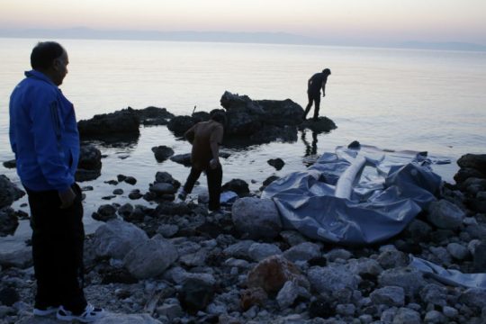 Πυρά από ΣΥΡΙΖΑ και ΚΙΝ.ΑΛΛ. για τον πλωτό φράκτη στο Αιγαίο