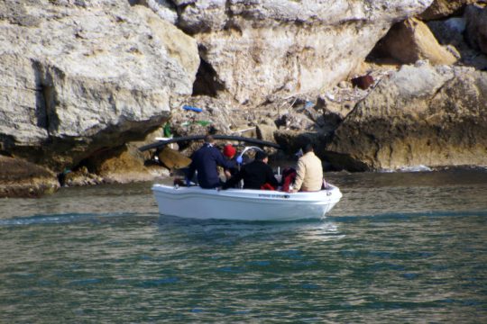Ανεβαίνουν οι τόνοι για το πλωτό φράγμα στο Αιγαίο