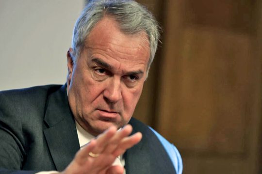 Κάηκε η γούνα του και θυμήθηκε τον Καμμένο