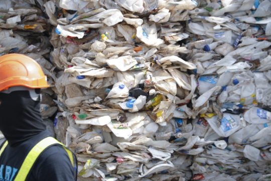 Μαλαισία: «Πάρτε πίσω τα σκουπίδια σας»