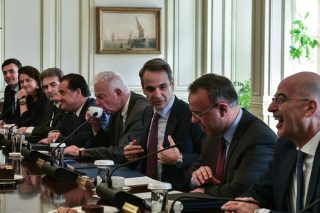 Αμηχανία στο Μαξίμου με το μπαϊράκι Σαμαρά