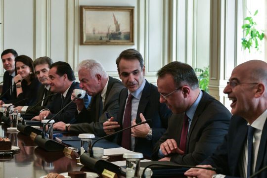 Αμηχανία στο Μαξίμου με το μπαϊράκι Σαμαρά
