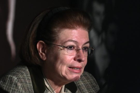 Η Λίνα Μενδώνη νομίζει ότι βρέχει