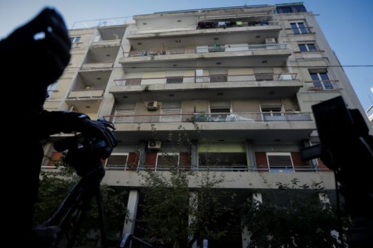 Παιδιά βρήκαν νεκρούς τους γονείς τους από αναθυμιάσεις