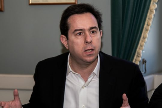 Εφαρμόζει… άλλο νόμο!