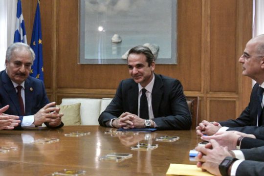 Ολοκληρώθηκε η συνάντηση Μητσοτάκη – Χάφταρ