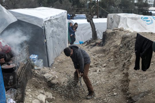 Μαχαίρωσαν 18χρονη στο κέντρο κράτησης της Μόριας