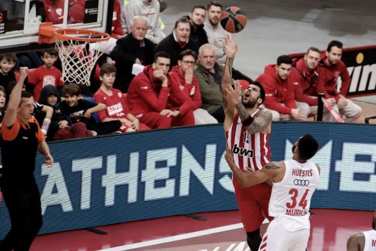 Επέστρεψε στις νίκες, με όπλα την άμυνα και τον… Βεζένκοφ