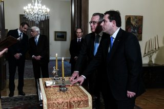 Των προσφύγων ολίγα, σταθερά και σωστά