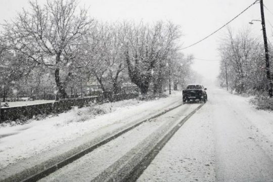 Ισχυρή χαλαζόπτωση στα Χανιά, χιόνια στα ορεινά της Κρήτης