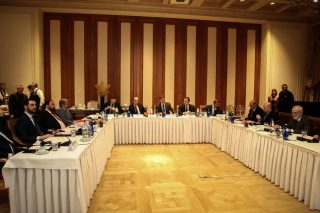 Συμφωνία για εκλογές και ξένους διαιτητές