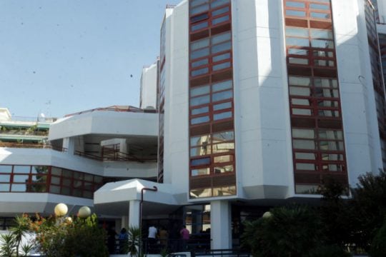 Παρέμβαση «Ρουβίκωνα» στο Πανεπιστήμιο Πειραιά για αναγόρευση επιχειρηματία σε διδάκτορα