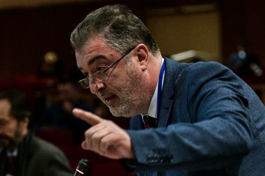 Κώστας Παπαδάκης: Ποιον κοροϊδεύει ο Μιχαλολιάκος για το καταστατικό;