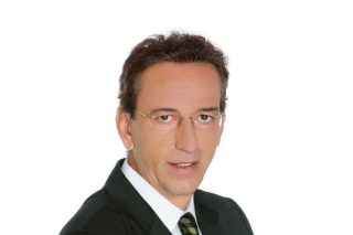 «Δεν θέλουμε να σας απαντήσουμε ποιος είναι ο μισθός του Μπάμπη Παπαπαναγιώτου»