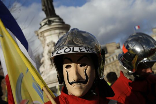 Ένταση στο Παρίσι μεταξύ απεργών πυροσβεστών και αστυνομίας