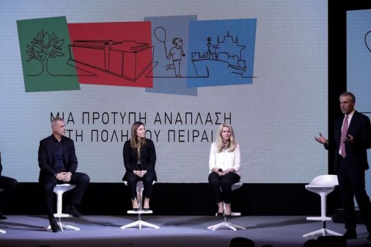Κυβερνητική φιέστα με ξένα κόλλυβα
