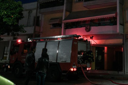 Απεγκλωβισμός ηλικιωμένης από φλεγόμενο διαμέρισμα