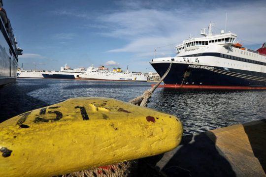 Δεμένα όλα τα πλοία λόγω «Ηφαιστίωνα»