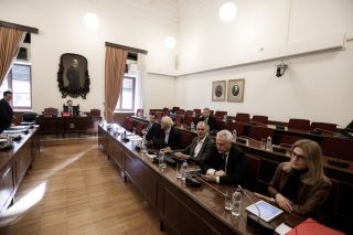 Βλέπει σκάνδαλο Νovartis, αλλά «ξαφνική» μυωπία για πολιτικούς