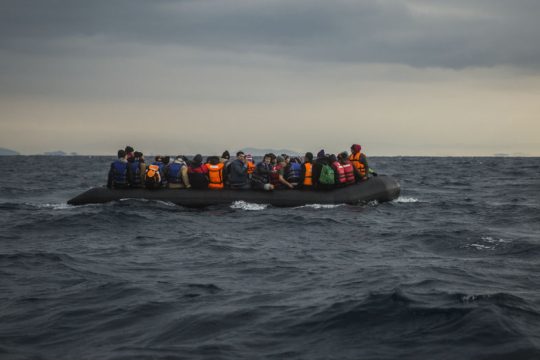 Πέτσας – Παναγιωτόπουλος επιβεβαιώνουν τον πλωτό φράχτη στο Αιγαίο