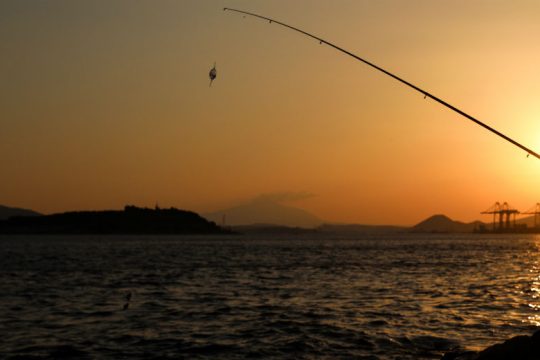 Ψαράς έπεσε στη θάλασσα όταν έσπασε δέστρα στην προβλήτα του Αντιρρίου