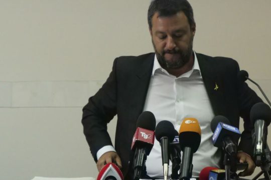 Σάλος για το βίντεο Σαλβίνι που παρωδεί τον πάπα