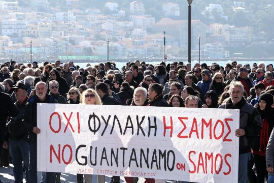 Στο Μαξίμου – απόντος Μητσοτάκη – το προσφυγικό στα νησιά