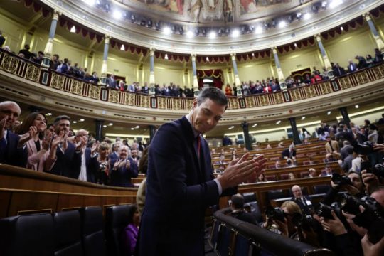 Ψήφος εμπιστοσύνης στην κυβέρνηση Σάντσεθ από το ισπανικό Κοινοβούλιο