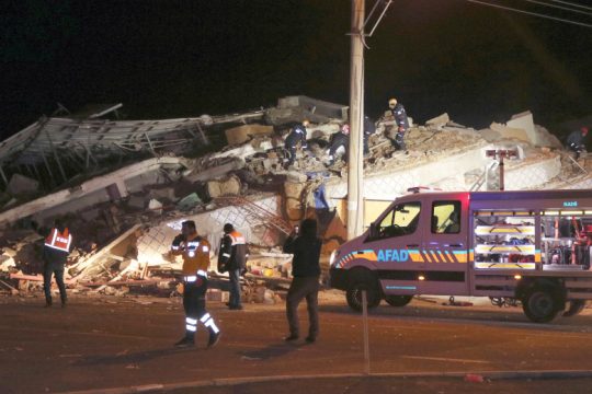 Αγωνία μέσα στα συντρίμμια για την Τουρκία