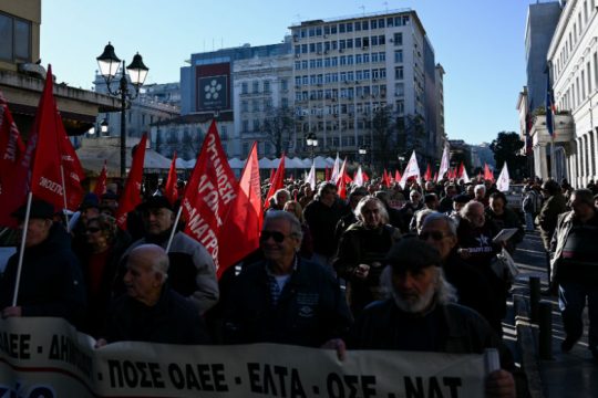 Δυναμική διαμαρτυρία συνταξιούχων στο ΣτΕ για τα αναδρομικά