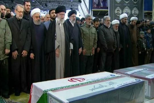 Πάνδημη συμμετοχή και απειλές κατά ΗΠΑ στην κηδεία του Σουλεϊμανί στο Ιράν