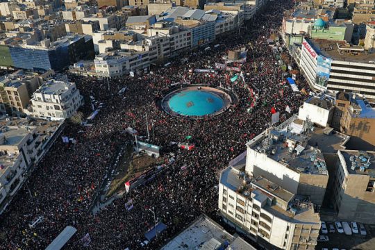 Οργή και θρήνος στην κηδεία του Σουλεϊμανί στην Τεχεράνη