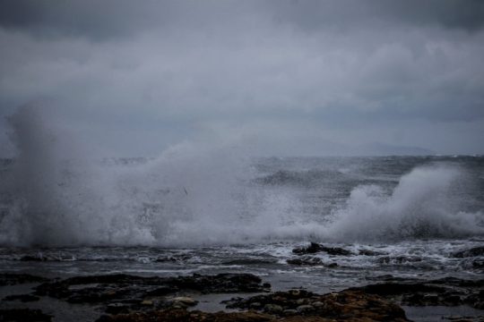 Χωρίς πηδάλιο πλέει φορτηγό πλοίο με σιδηρομετάλλευμα