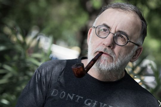 Η οικογένεια του Θάνου Μικρούτσικου δεν αποδέχεται την κηδεία δημοσία δαπάνη