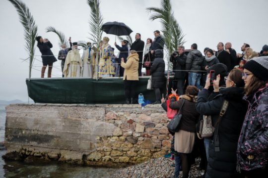 Με λαμπρότητα παρά την παγωνιά οι εορτασμοί για τα Θεοφάνια