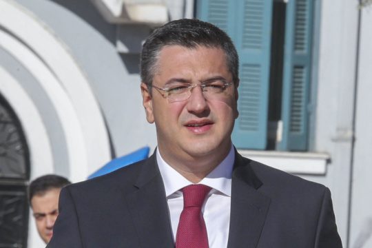 Αναδίπλωση Τζιτζικώστα μετά τον σάλο για τα σεξιστικά σχόλια