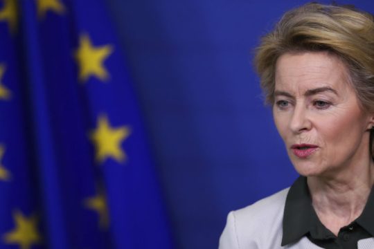 Επίσκεψη Φον ντερ Λάιεν στο Λονδίνο προς αποφυγήν σύγκρουσης εν όψει Brexit