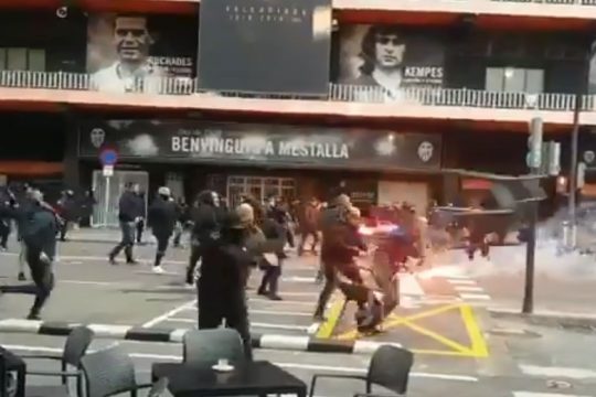 Άγρια επεισόδια έξω από το Μεστάγια