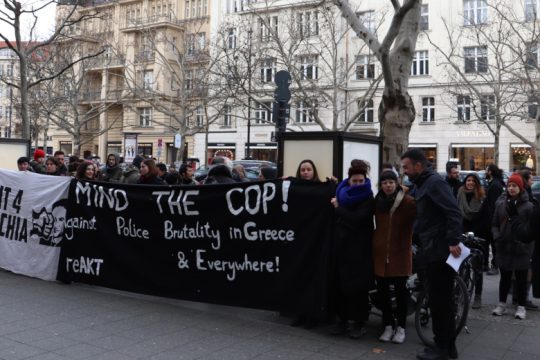 Διαμαρτυρία για την αστυνομική βία έξω από την ελληνική πρεσβεία στο Βερολίνου